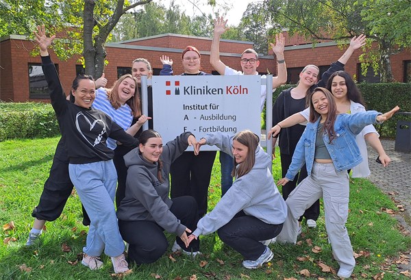 Auszubildende vor dem AFW; Foto: Kliniken Köln