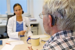 Hörtest eines Patienten mit Cochlear Implant in der Audiologie Köln-Holweide, Foto: Uwe Völkner / FOX