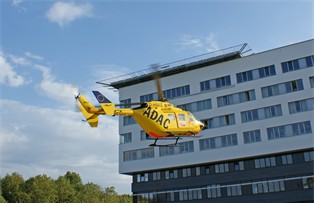 Rettungshubschrauber vor dem Klinikum, ECMO Zentrum Köln