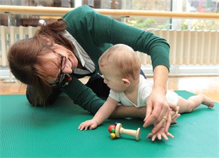 Physiotherapie Kinderneurologie. Foto: Sabine Rütten