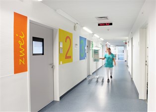 Flur der Station A5. Foto: Kliniken Köln, S. Rütten