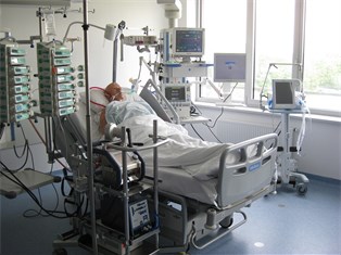 Intensivbehandlungsplatz mit vv-ECMO an Puppe, Kliniken köln, Foto: Fürst-Fastré