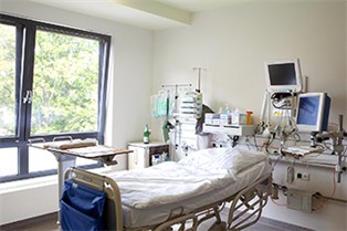 Bett der Neurologischen Intensivstation. Foto: Bettina Fürst-Fastré