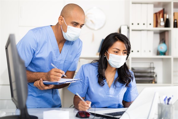 Symbolfoto Zusammenarbeit. Foto JackF_istock