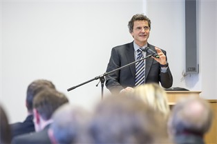 Prof. Dr. Kierdorf hält eine Rede bei seiner Begrüßungsveranstaltung, Foto: Panousi