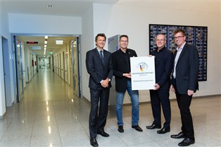 Prof. Dr. Horst Kierdorf, OSP-Leiter Michael Scharf, PD Dr. Meissner und Dr. T. Schramm nach Unterzeichnung der Kooperationsurkunde