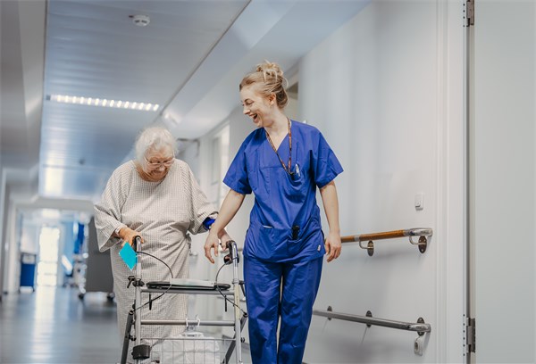 Pflegekraft mit Patientin in unserer Neurologie, Foto: monsters of media