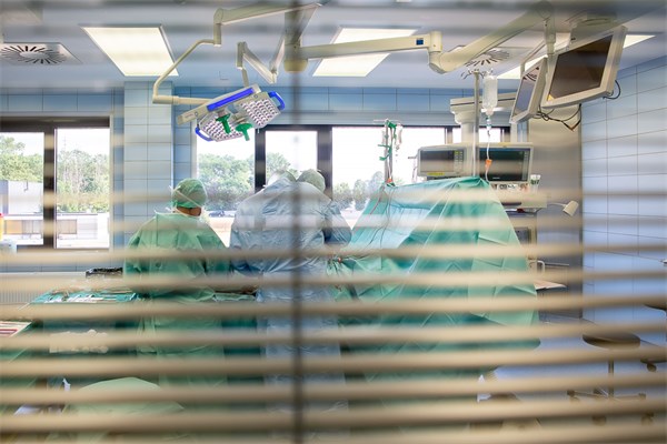 Blick durch Jalousien in einen OP-Saal in Merheim. Foto Kliniken Köln / Panousi