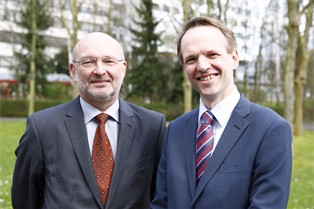 Prof. Dr. Achim Jörres, Chefarzt Medizinische Klinik I Merheim, und Dr. Martin Stenzel, Chefarzt Kinderradiologie (v.l.n.r.). Foto: Aliki Monika Panousi