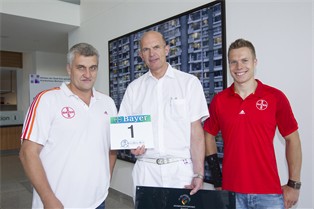 Übergabe der Startnummer 1 - Jörg Frischmann, Prof. Bertil Bouillon, Markus Rehm (von links nach rechts). Foto: Badura