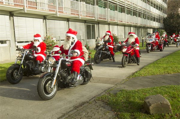 Die Motorrad-Nikoläuse von "Biker for Kids" besuchen das Kinderkrankenhaus Amsterdamer Straße. Foto: Badura