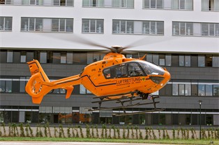 Rettungshubschrauber Christoph 3 landet vor dem Klinikum Merheim Foto: B.Petershagen