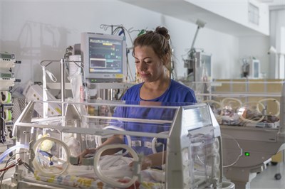 Behandlung auf der Kinderintensivstation. Foto ASP