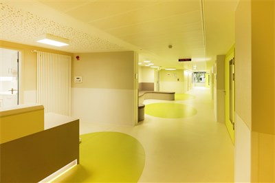Flur im neuen F-Trakt, Foto: Rütten/Kliniken Köln