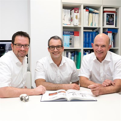 Das Team des Endoprothetik-Zentrums: Prof. Holger Bäthis, Dr. Murat Ates und Prof. Bertil Bouillon (v. l.)