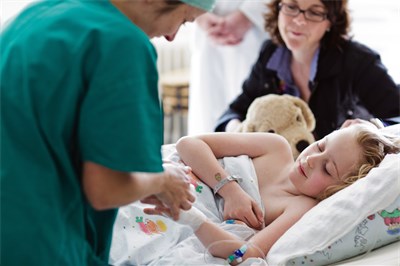 Kind im Aufwachraum, Foto: Kliniken Köln