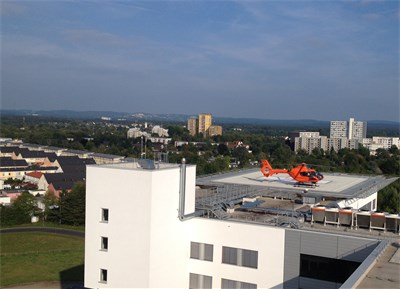 Rettungshubschrauber auf dem Dachlandeplatz Köln-Merheim. Foto: M. Habermann