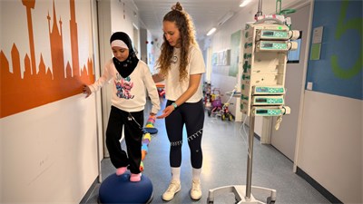 Therapeutin mit einer Patient*in auf dem Flur, Foto: Kliniken Köln