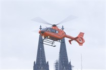 Rettungshubschrauber vor dem Kölner Dom. Foto: Joachim Badura