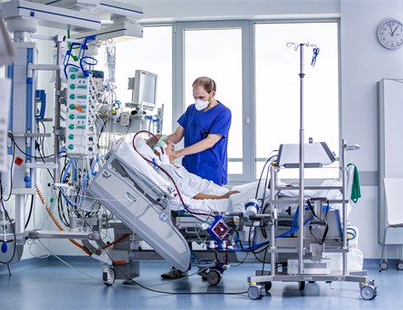 Die ECMO-Therapie entlastet die Lunge; sie ist an sich kein Heilverfahren und kann zwischen wenigen Tagen bis hin zu knapp unter einem Jahr andauern, ©Panousi