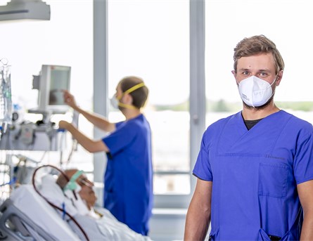 Jonas de Moll ist Pflegerischer Leiter der ECMO-Akademie am Krankenhaus Merheim, ©Panousi