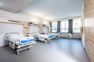 Auf der Normalstation K1 befinden sich neunzehn Patientenbetten; hinzu kommen acht Betten der CPU, © Panousi