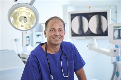 Arzt im Behandlungszimmer; Foto: Kliniken Köln / ASP