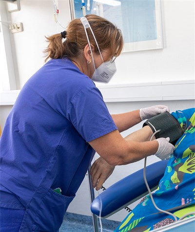 Behandlung in der Onkologischen Ambulanz, Foto: © KLiniken Köln/BFF