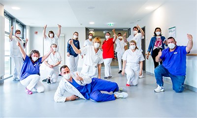Das Team der Station K1 freut sich, Foto: © Kliniken Köln/ Panousi