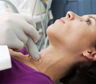 Ultraschall-Untersuchung der Schilddrüse © bojan fatur-iStock