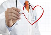 Symbolfoto - Arzt zeichnet ein Herz. Bildquelle: nastco - istock