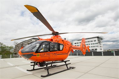 Rettungshubschrauber auf dem Dach des Parkhauses Köln-Merheim, Foto: ©Kliniken Köln/ Joachim Badura