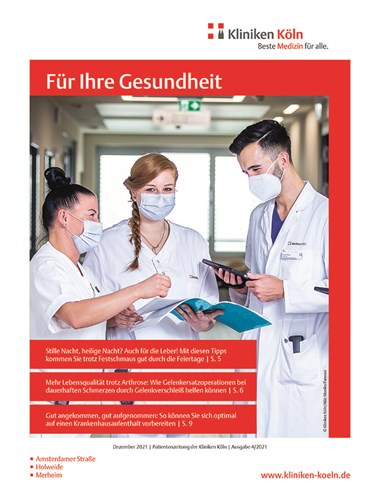 Titelbild der Patientenzeitung. Zu sehen sind 3 Personen, die im Halbkreis stehen. Die mittlere Person hält eine Akte in der Hand, die rechte schaut auf ein Tablet. Fotografin: Aliki Monika Panousi