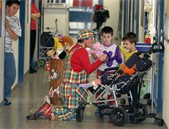 Clown Cocktelia zu Besuch im Kinderkrankenhaus. Copyright: C. Jonas