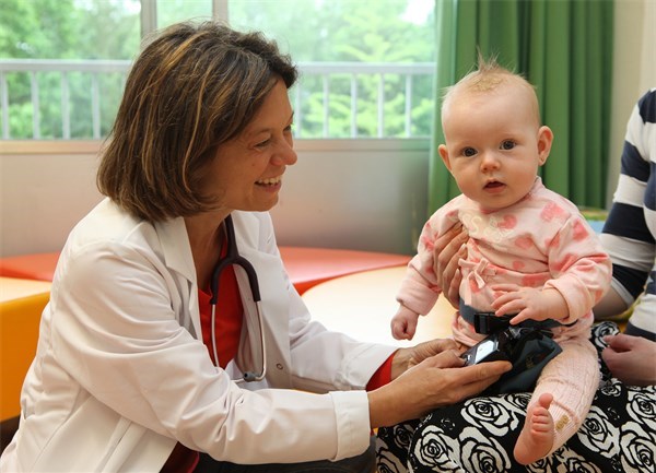 Behandlung eines Kleinkindes mit Diabetes im Kinderkrankenhaus Amsterdamer Str., Foto: Kliniken Köln, Rütten